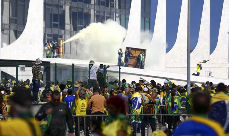 federacao das camaras de dirigentes lojistas repudia vandalismo contra a democracia