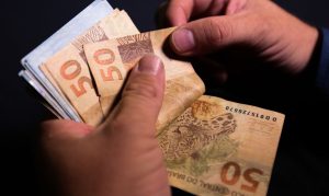 inadimplentes goianos tem mais dividas que a media dos brasileiros diz fcdl go