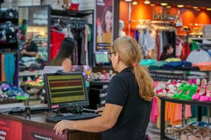comercio tem 22 dos goianos contratados com carteira assinada