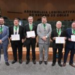 valdir ribeiro e homenageado por sua colaboracao com a Juceg