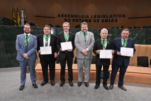 valdir ribeiro e homenageado por sua colaboracao com a Juceg
