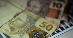 6 em cada 10 dividas vencidas dos goianos sao devidas para bancos aponta fcdl go